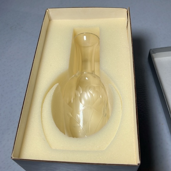 Lenox Vintage Flower Etched Crystal Vase Original Box - Picture 6 of 8